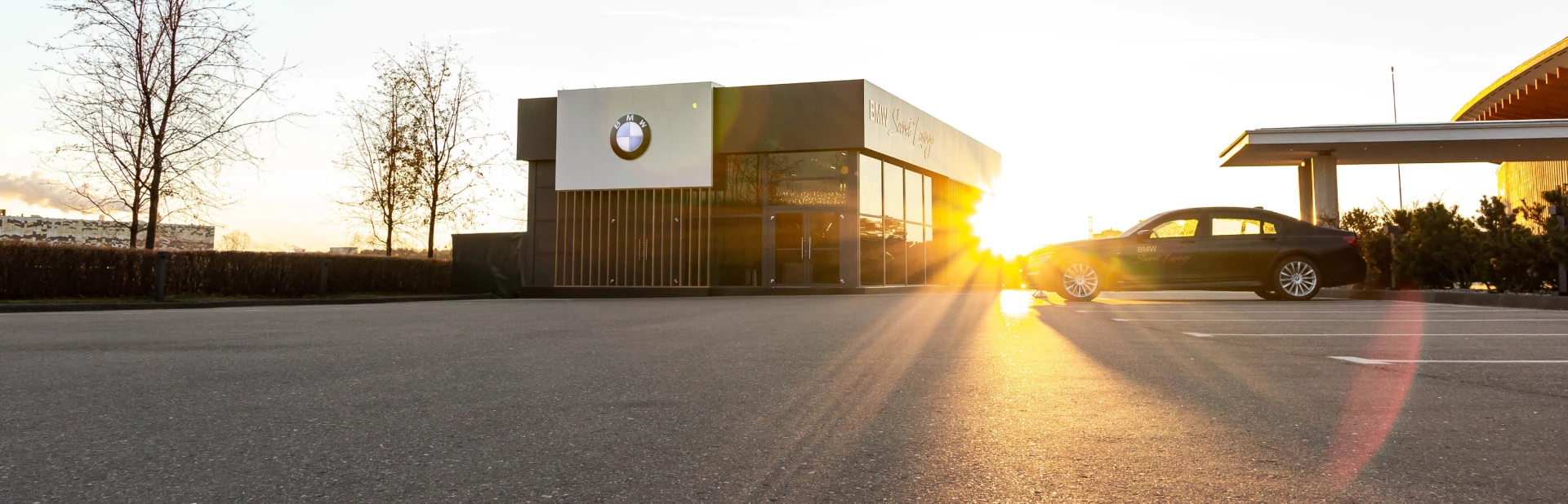 Павильон Презентация BMW в гольф-клубе Сколково издали