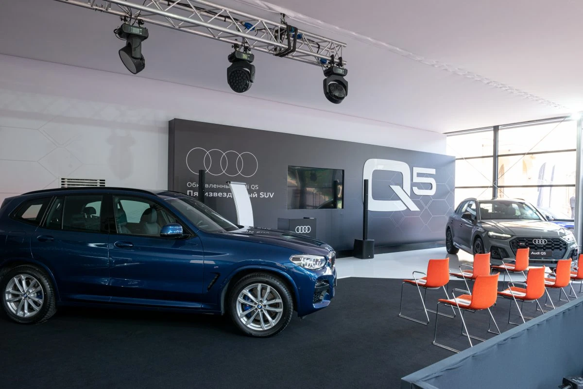 Павильон Презентация обновленной Audi A3 и Q5 Внутри