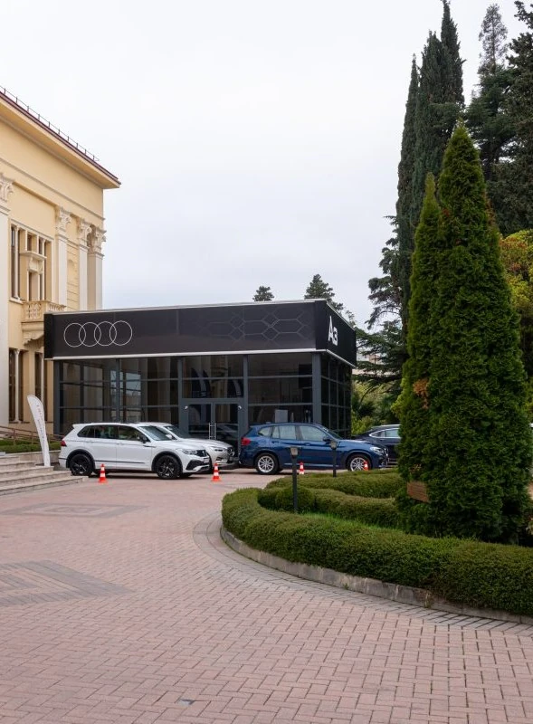 Павильон Презентация обновленной Audi A3 и Q5 издали