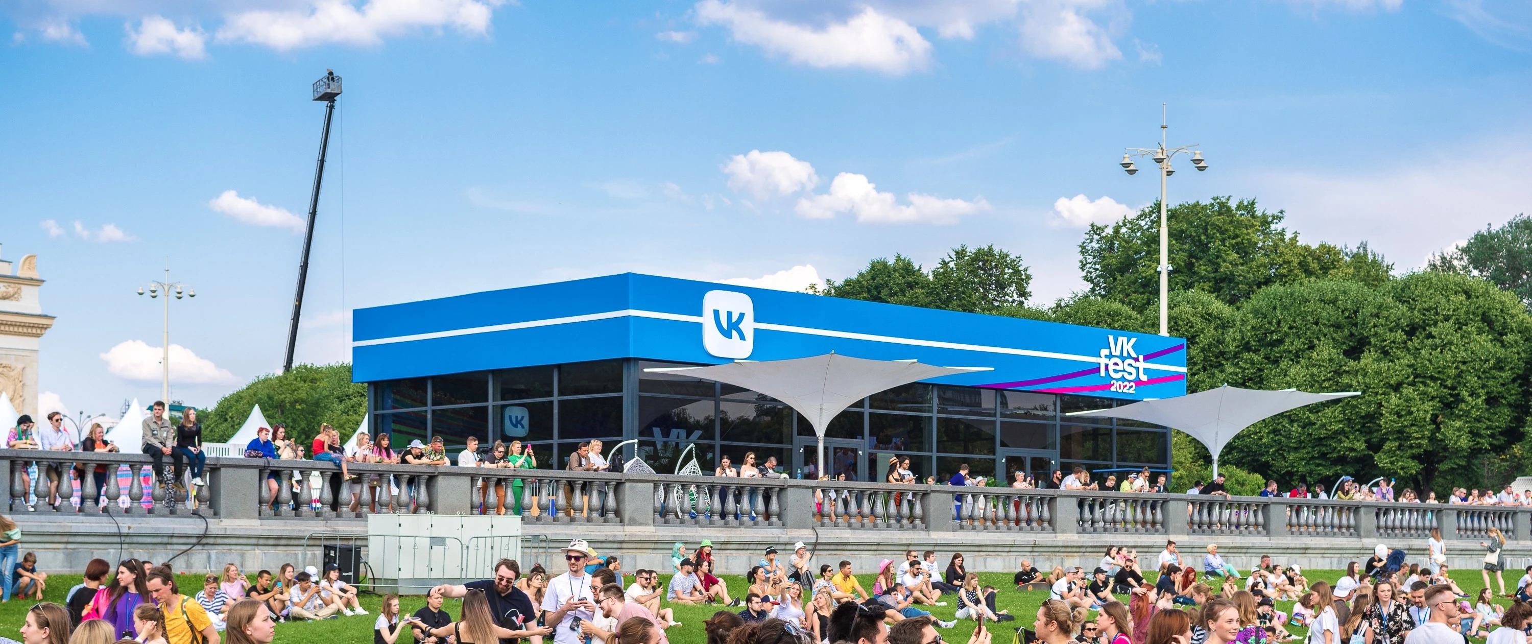 Павильон снаружи VK Fest Lounge вид издали